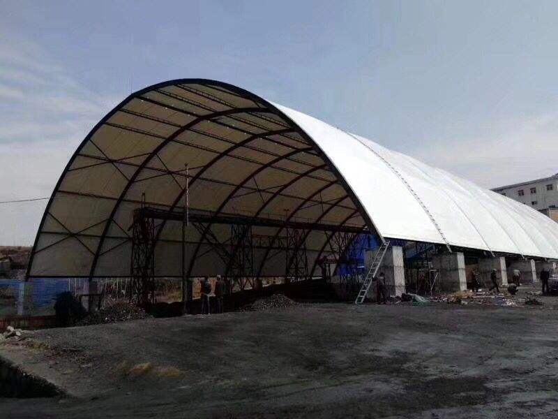 膜結(jié)構(gòu)煤棚比傳統(tǒng)儲(chǔ)煤場(chǎng)有哪些優(yōu)點(diǎn)？