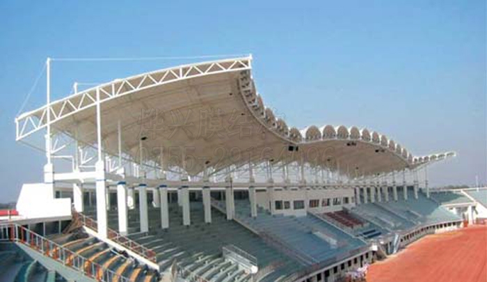 【弓形膜結(jié)構(gòu)看臺設(shè)計(jì)】運(yùn)動場波浪型膜結(jié)構(gòu)體育看臺施工
