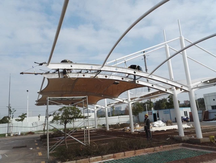 簡(jiǎn)易膜結(jié)構(gòu)車(chē)棚安裝.jpg