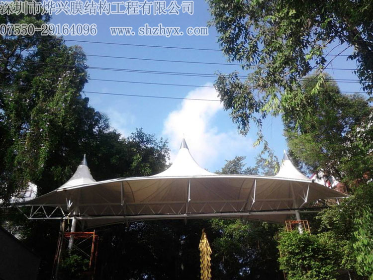 慶祝深圳羊臺(tái)山車(chē)輛出入口張拉膜安裝完成